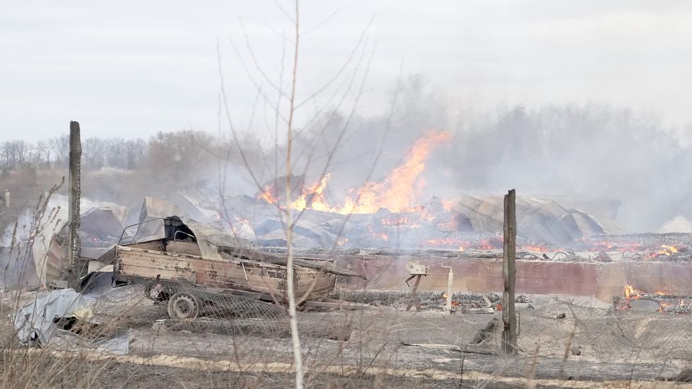 Flammen und Rauch steigen aus den Trümmern eines Privathauses in Kiew nach russischem Beschuss außerhalb der ukrainischen Hauptstadt auf. Russische Truppen haben ihren erwarteten Angriff auf die Ukraine gestartet. Foto: Efrem Lukatsky/dpa