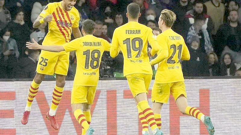 Barcelonas Pierre-Emerick Aubameyang (l) jubelt mit Teamkollegen nach seinem Treffer. Foto: Salvatore Varo/Zuma Press/dpa