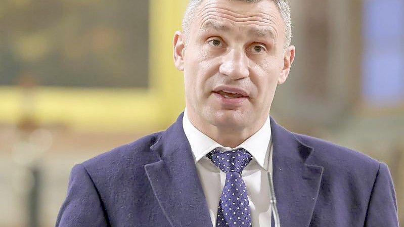 Kiews Bürgermeister Vitali Klitschko hat ein Video von einem brennenden Haus in der ukrainischen Hauptstadt auf Telegram geteilt. Foto: Jan Woitas/dpa-Zentralbild/dpa