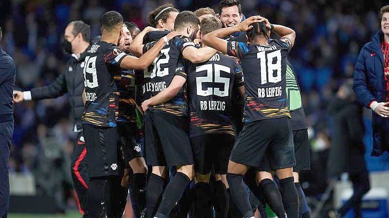Die Spieler von RB Leipzig feiern den Sieg bei San Sebastián. Foto: Stringer/dpa