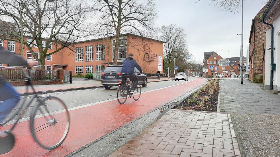 Die Bedingungen für die Radfahrer im Ostersteg und auch in der Bürgermeister-Ehrlenholtz-Straße haben sich schon jetzt deutlich verbessert. Ganz abgeschlossen sind die Arbeiten aber noch nicht. Der Dauerregen sorgt für Verzögerungen. Foto: Kierstein/Archiv