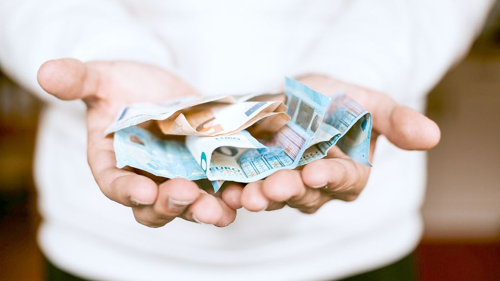 Junge Menschen bekommen Geld zurück (Symbolbild). Foto: Christian Dubovan / Unsplash