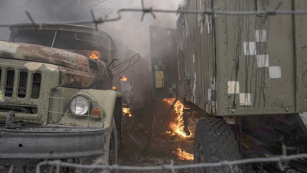 Ukraine, Mariupol, am Donnerstag: Eine beschädigte ukrainische Militäreinrichtung brennt nach russischem Beschuss außerhalb von Mariupol. Russische Truppen haben ihren erwarteten Angriff auf die Ukraine gestartet. Foto: Evgeniy Maloletka/AP/dpa