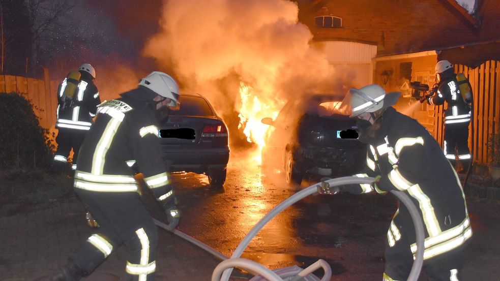 Als die Feuerwehr eintraf, standen die Autos in Flammen. Foto: Ammermann