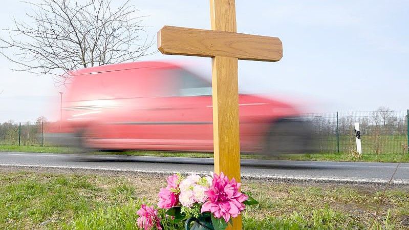 Gedenken an ein Opfer eines Verkehrsunfalls an einer Landstraße im Landkreis Hildesheim. Foto: Julian Stratenschulte/dpa