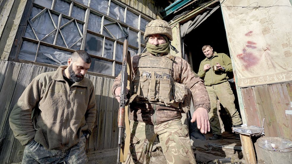 Ein ukrainischer Soldat verlässt einen Kommandoposten in der Region Luhansk. Im Falle einer Unabhängigkeit der „Volksrepublik“ wäre er dort auf fremdem Territorium. Foto: dpa/Vadim Ghirda