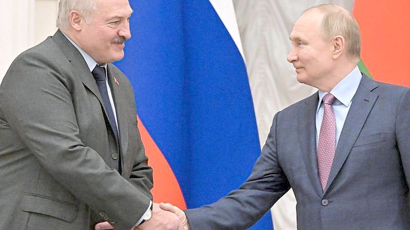 Der belarussische Präsident Alexander Lukaschenko unterstützt seinen russischen Amtskollegen Wladimir Putin. Foto: Sergei Guneyev/Pool Sputnik Kremlin/AP/dpa