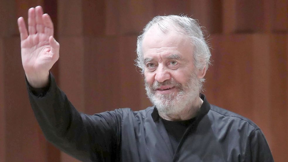 MOSCOW, RUSSIA JANUARY 22, 2022: Conductor Valery Gergiev acknowledges the audience during a concert in which he perf Foto: Sergei Fadeichev via www.imago-images.de