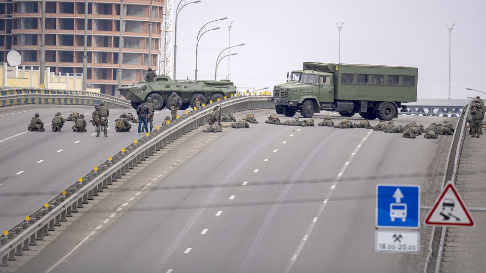 Ukrainische Soldaten blockieren eine Brücke in Kiew. Aber die Russen rücken vor. Foto: Emilio Morenatti