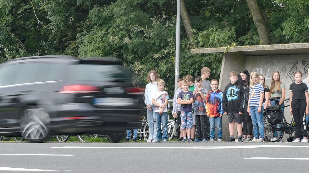 Rund 30 Kinder werden bald an der Bushaltestelle an der Bundesstraße zwischen Weener und Leer warten. Eltern drängen weiter auf eine Lösung. Foto: Archiv/Ortgies