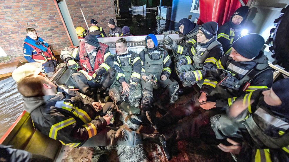 Zahlreiche Einsatzkräfte waren in Bedekaspel im Einsatz, um die vollgelaufenen Häuser und Grundstücke leer zu pumpen und zu sichern. Foto: Ortgies/Archiv