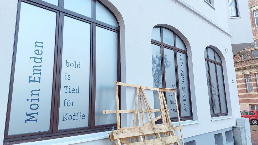 Das erste Emder Café der Kaffeerösterei Baum ist auf den Zielgeraden. Noch verklebt Folie die großen Rundfenster.