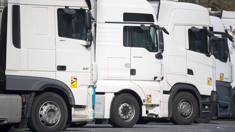 Die Lastwagen bleiben in Ostfriesland stehen – jedenfalls, wenn sie Waren in die Ukraine liefern sollen. Foto: Gollnow/dpa