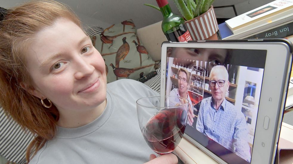 Über eine Videoübertragung auf der Plattform Youtube können Weinliebhaber vom Sofa aus an den Weinproben von Sina Meisner (auf dem Bildschirm links) teilnehmen. Foto: Ortgies
