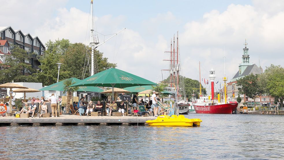 An den Anblick aus dem vergangenen Sommer kann man sich gewöhnen: Der Delftstrand hatte zum ersten Mal geöffnet. Auch in diesem Jahr sollen dort wieder Cocktails getrunken werden können. Im Hintergrund sieht man das Feuerschiff „Amrumbank/Deutsche Bucht“ und den Dreimaster „Heureka“, der den Delft verlassen hat. Foto: Hock/Archiv