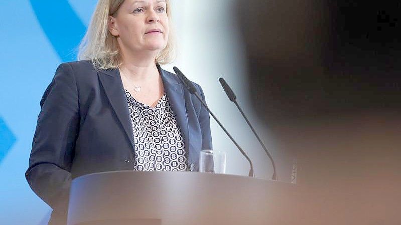Bundesinnenministerin Nancy Faeser (SPD) sagte, Deutschland sei auf Flüchtende aus der Ukraine vorbereitet. Foto: Jörg Carstensen/dpa