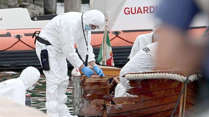 Italienische Forensiker begutachten den Schaden an einem der an dem Unfall beteiligten Boote. In Brsecia ist der Prozess gegen zwei Männer aus München fortgesetzt worden. Foto: Gabriele Strada/AP/dpa