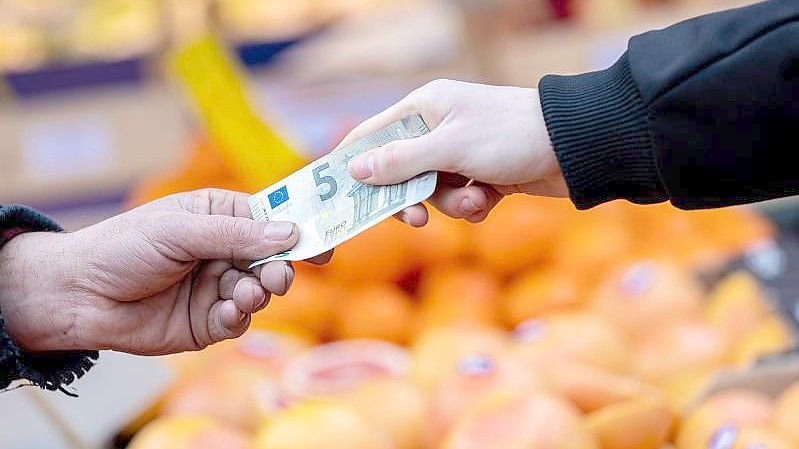 Über 85 Prozent der Lebensmittelhändler planen eine Preiserhöhung. Foto: Moritz Frankenberg/dpa