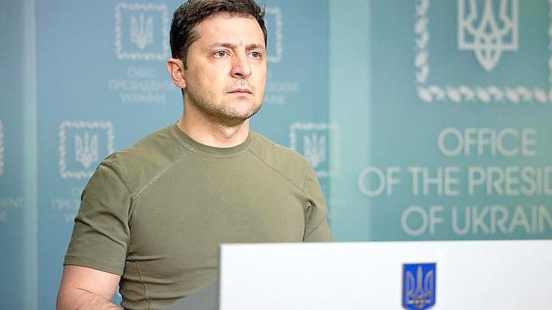 Der ukrainische Präsident Wolodymyr Selenskyj spricht am Ende des ersten Tages der Angriffe Russlands zur Nation. Zelensky kündigt die Verhängung des Kriegsrechts an und fordert die Bevölkerung auf, Ruhe zu bewahren. Foto: Ukrainian President's Office/ZUMA Press Wire Service/dpa