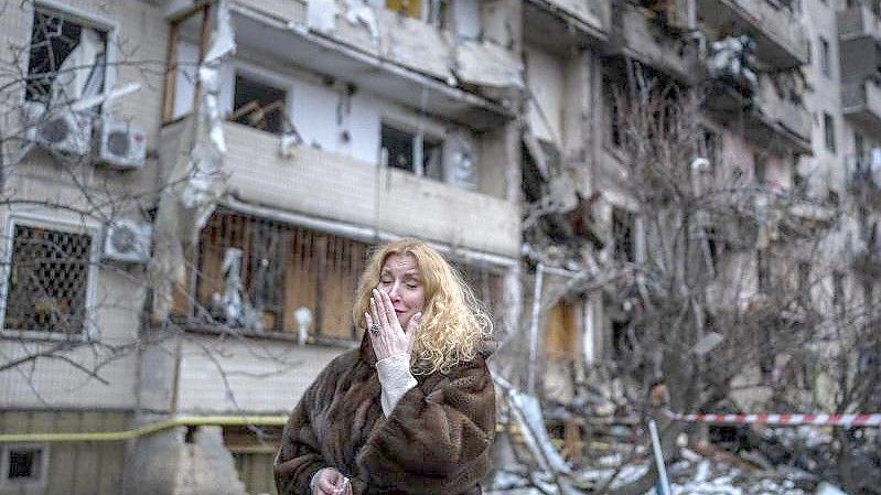 Schrecken des Krieges: Ein Raketenangriff der russischen Truppen zerstörte dieses Wohnhaus in Kiew. Foto: Emilio Morenatti/AP/dpa