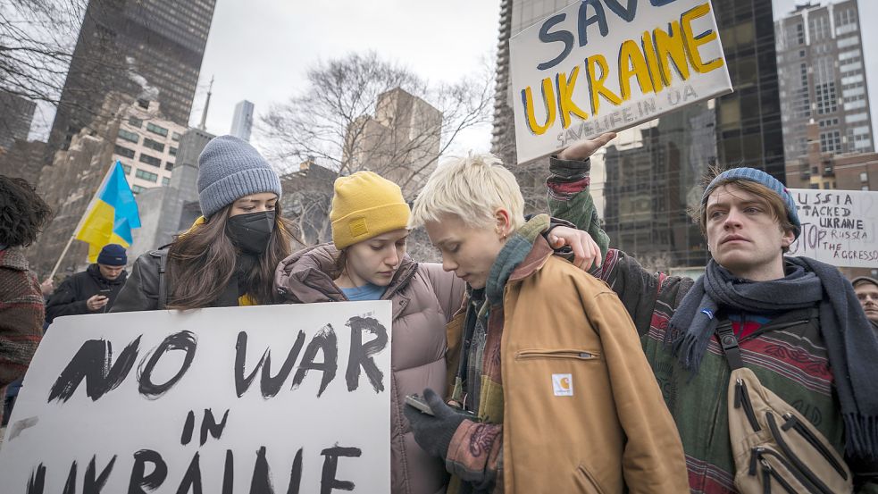 Auf der ganzen Welt demonstrieren Menschen gegen den Krieg. Foto: Minchillo/AP/DPA