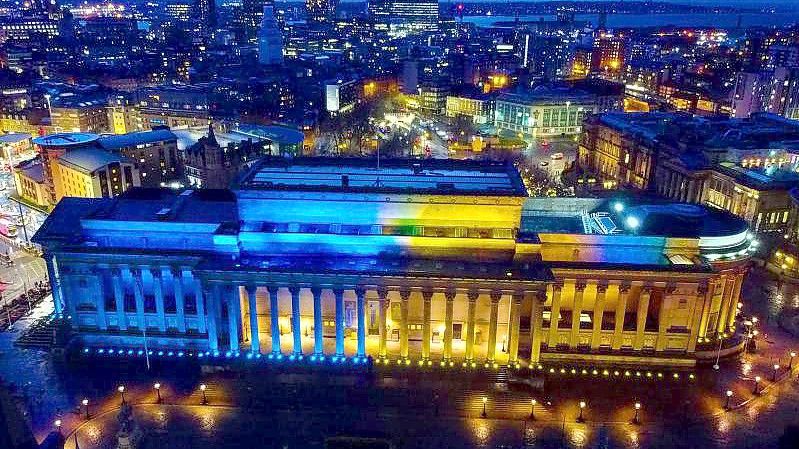 Die St. Georges Hall leuchtet in Gelb und Blau als Ausdruck der Solidarität mit der Ukraine nach dem Einmarsch Russlands. Foto: Peter Byrne/PA Wire/dpa