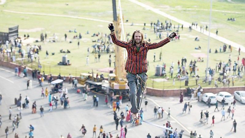 Alexander Schulz läuft in 30 Metern Höhe in Neu Delhi vor dem Palast und UNESCO-Weltkulturerbe Red Fort über die Slackline. Foto: Azra Sadr/Deutsche Botschaft Neu Delhi/dpa