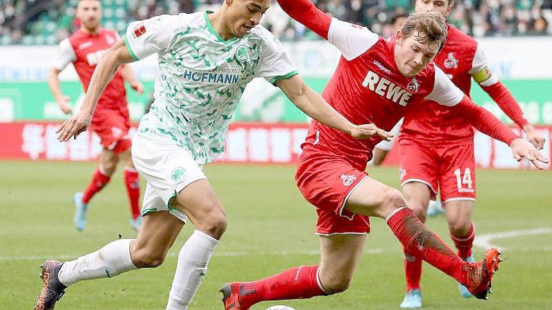 Der Fürther Jamie Leweling (l) versucht mit dem Ball am Kölner Luca Kilian vorbei zu kommen. Foto: Daniel Karmann/dpa