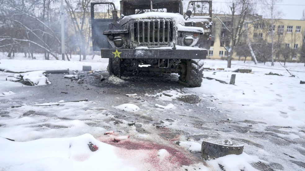 Zerstörtes Kriegsmaterial in der Ukraine. Trotz der Kämpfe wollen Ukrainer zurück in ihr Heimatland. Foto: AP/dpa