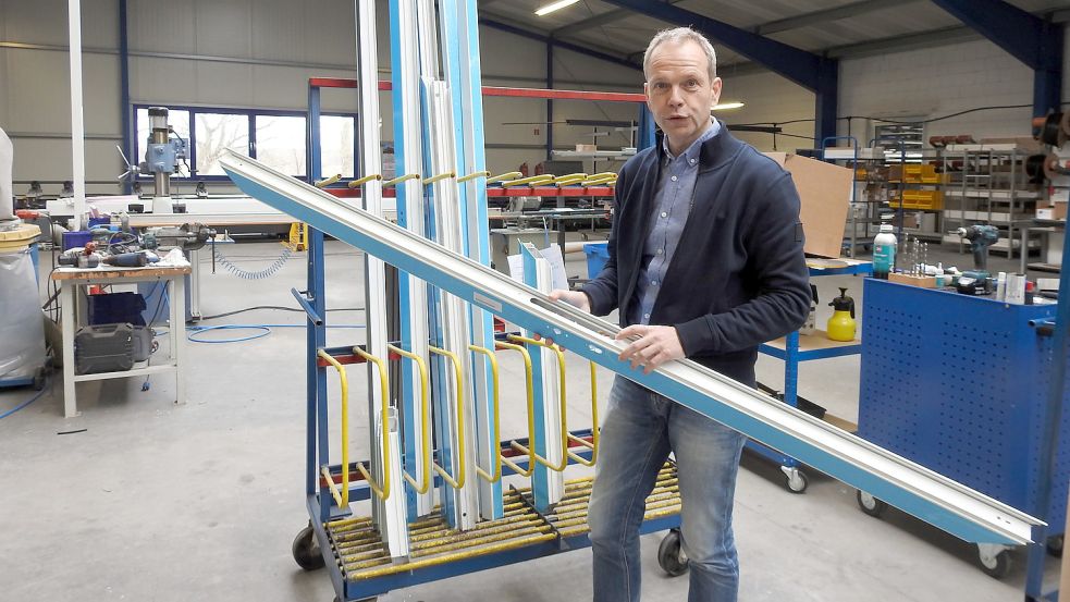 Klaus Wilken steht in einer seiner Produktionshallen in Wiesmoor. Das Unternehmen stellt unter anderem Fenster und Türen her. Foto: Wiggermann
