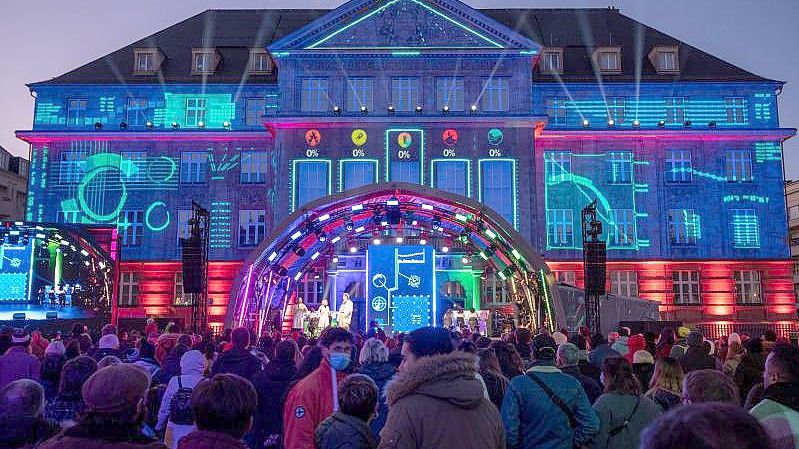 Das Rathaus in Esch-sur-Alzette wird bei der Eröffnung von Esch 2022 als Kulturhauptstadt Europas farbenprächtig als Raketenzentrale angestrahlt. Foto: Harald Tittel/dpa