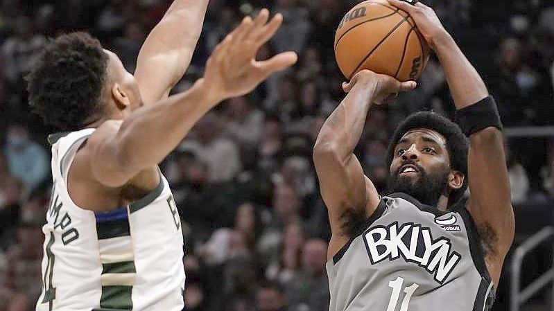 Kyrie Irving (r) von den Brooklyn Nets in Aktion mit Giannis Antetokounmpo von den Milwaukee Bucks. Foto: Morry Gash/AP/dpa