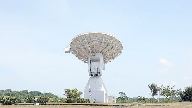 Ein Radioteleskop auf dem Gelände des Weltraumbahnhofs in Kourou. Foto: Janne Kieselbach/dpa