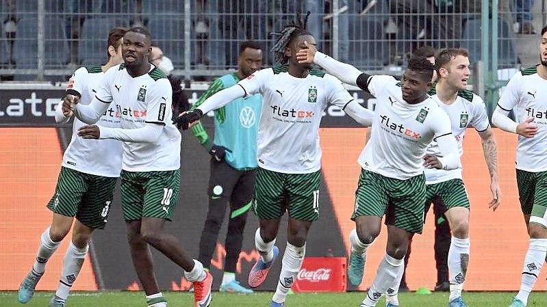 Mönchengladbach kam gegen Wolfsburg nach einem 0:2-Rückstand noch zurück. Foto: Federico Gambarini/dpa