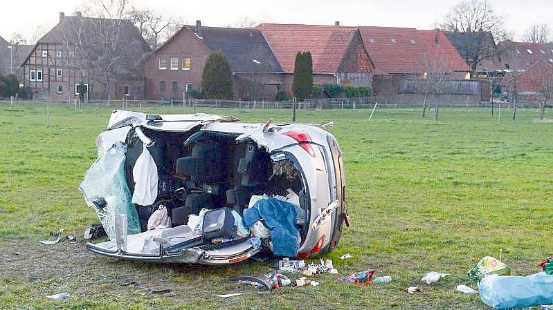 Bei einem Frontalzusammenstoß zweier Autos bei Barsinghausen sind zwei Kinder ums Leben gekommen. Foto: Frank Tunnat/dpa