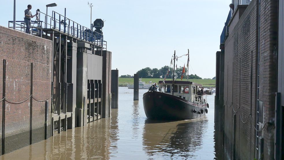 Nachteil eines jeden Schleusungsvorgangs: Wenn sich die Tore für ein Schiff öffnen, gelangt Schlick aus der Ems in das Hafenbecken. Das muss regelmäßig entschlickt werden. Foto: OZ-Archiv/Gettkowski