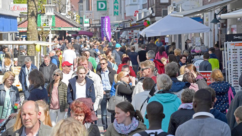 Verkaufsoffene Sonntage wie zum Geranienmarkt locken fast immer Menschenmassen nach Aurich. Fotos: Archiv/Ortgies