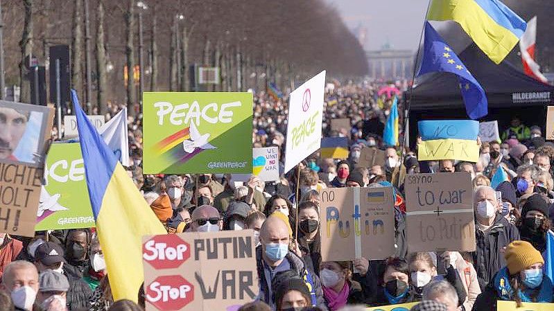 Demonstration in Berlin unter dem Motto „Stoppt den Krieg! Frieden für die Ukraine und ganz Europa“. Foto: Jörg Carstensen/dpa