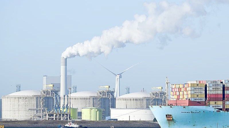 LNG-Terminal im Hafen von Rotterdam. Jetzt sollen auch in Deutschland solche Anlagen für Flüssiggas gebaut werden. Foto: Federico Gambarini/dpa