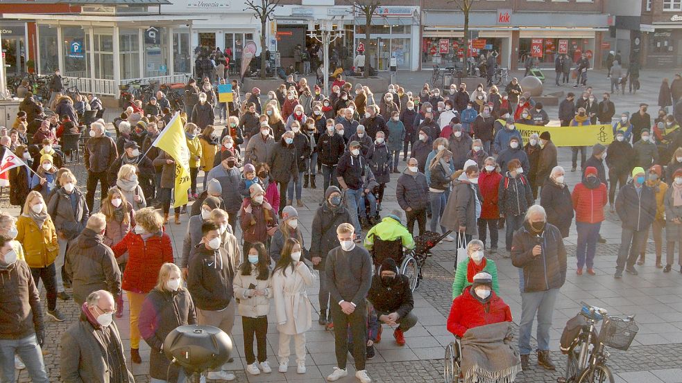 Auf dem Auricher Marktplatz versammelten sich am Sonntagnachmittag rund 250 Menschen zu einer Mahnwache. Fotos: Luppen