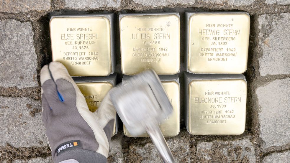 Stolpersteine gibt es in mehreren Orten in Deutschland und dem europäischen Ausland. Auch in Dornum sollen welche verlegt werden. Symbolfoto: DPA