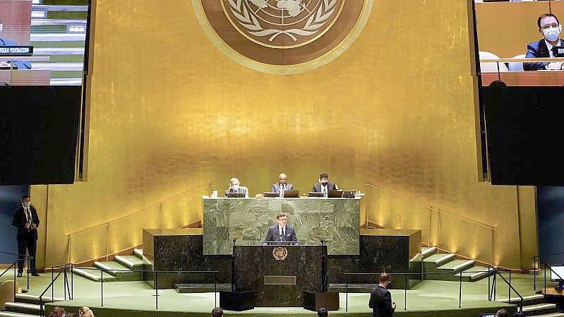 Der ukrainische Außenminister Dmytro Kuleba spricht in der UN-Vollversammlung in New York. Das Gremium wird sich in einer seltenen Dringlichkeitssitzung mit dem Krieg Russlands gegen die Ukraine beschäftigen. Foto: John Minchillo/AP/dpa