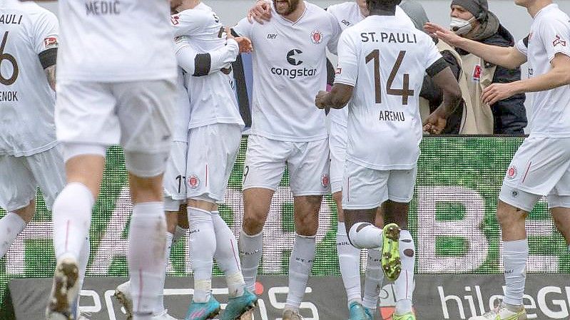 Auch der Zweitligist FC St. Pauli freut sich auf das Pokal-Viertelfinale. Foto: Stefan Puchner/dpa