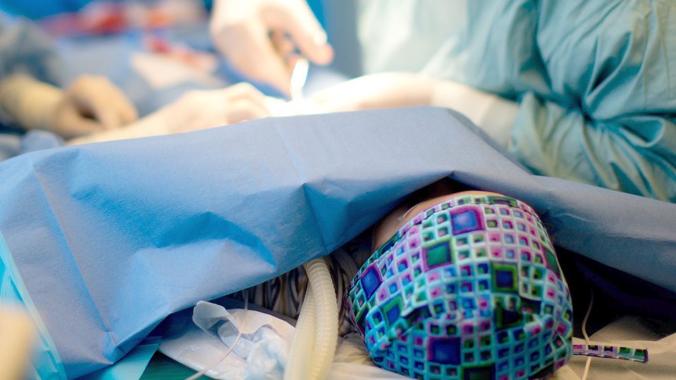 Medizinisch gerechtfertigt? Das Bild zeigt eine Beschneidung bei einem Zweijährigen in einer Berliner Privatklinik. Foto: dpa / Kay Nietfeld
