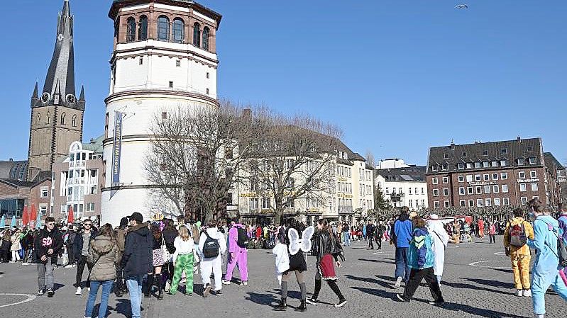 Drei junge Männer sind in der Düsseldorfer Altstadt niedergestochen worden. Foto: Federico Gambarini/dpa