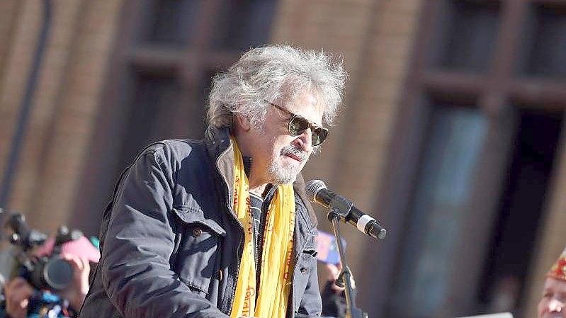 Sänger Wolfgang Niedecken (l) bei der Kundgebung zur Friedensdemonstration am Rosenmontag. Foto: Rolf Vennenbernd/dpa