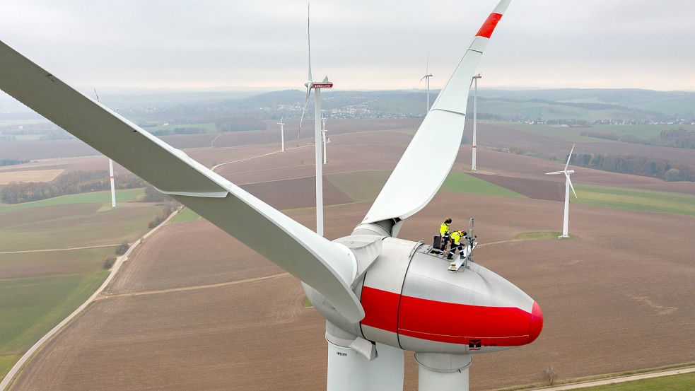 Wartungsarbeiten an einer Enercon-Anlage. Foto: Woitas/dpa/Archiv