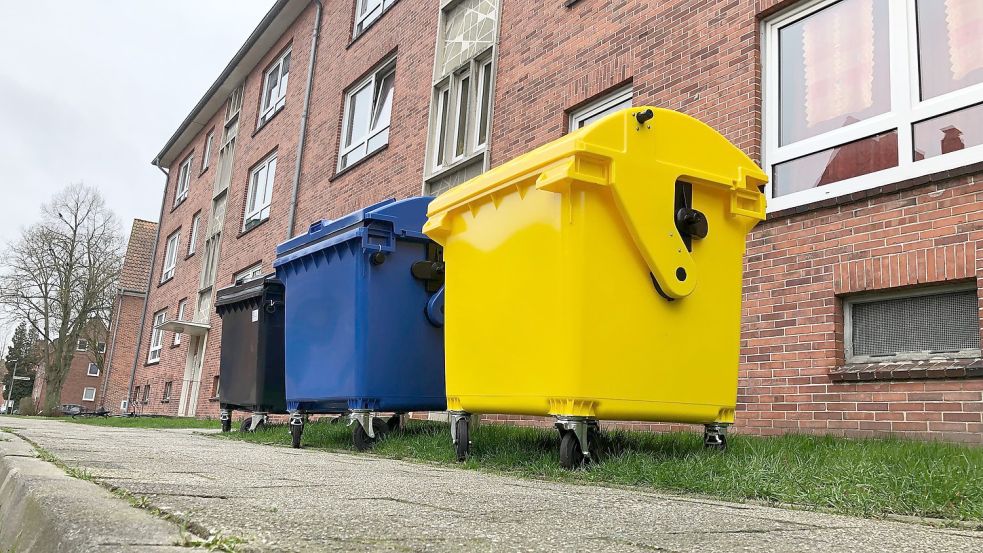 Schwarz, blau, gelb: Drei neue Großcontainer stehen aufgereiht vor einem Wohnhaus an der Friedrich-Rückert-Straße in Barenburg. Foto: Päschel