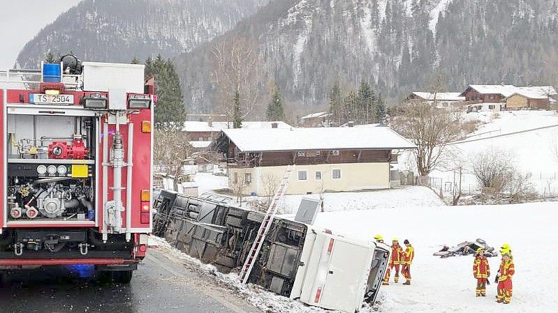 Bei dem Bus-Unfall nahe Inzell sind zahlreiche Menschen verletzt worden. Einige schwer. Foto: Kreisfeuerwehrverband Traunstein/dpa