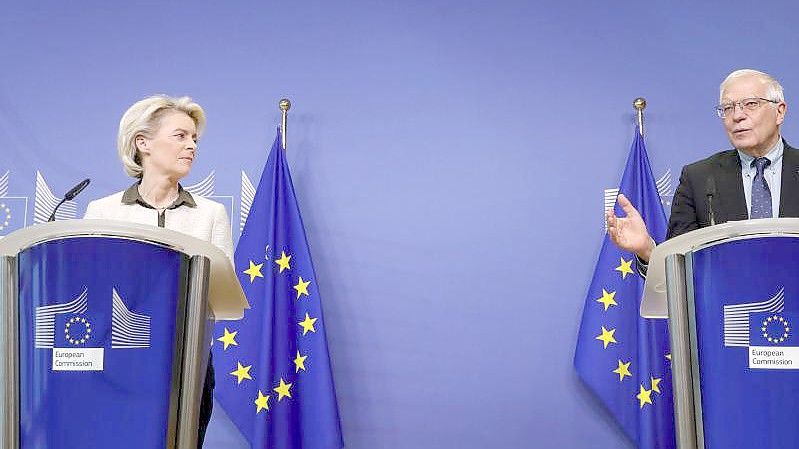 EU-Kommissionspräsidentin Ursula von der Leyen und EU-Chefdiplomat Josep Borrell haben Sanktionen gegen Russland angekündigt. Foto: Stephanie Lecocq/Pool EPA/AP/dpa